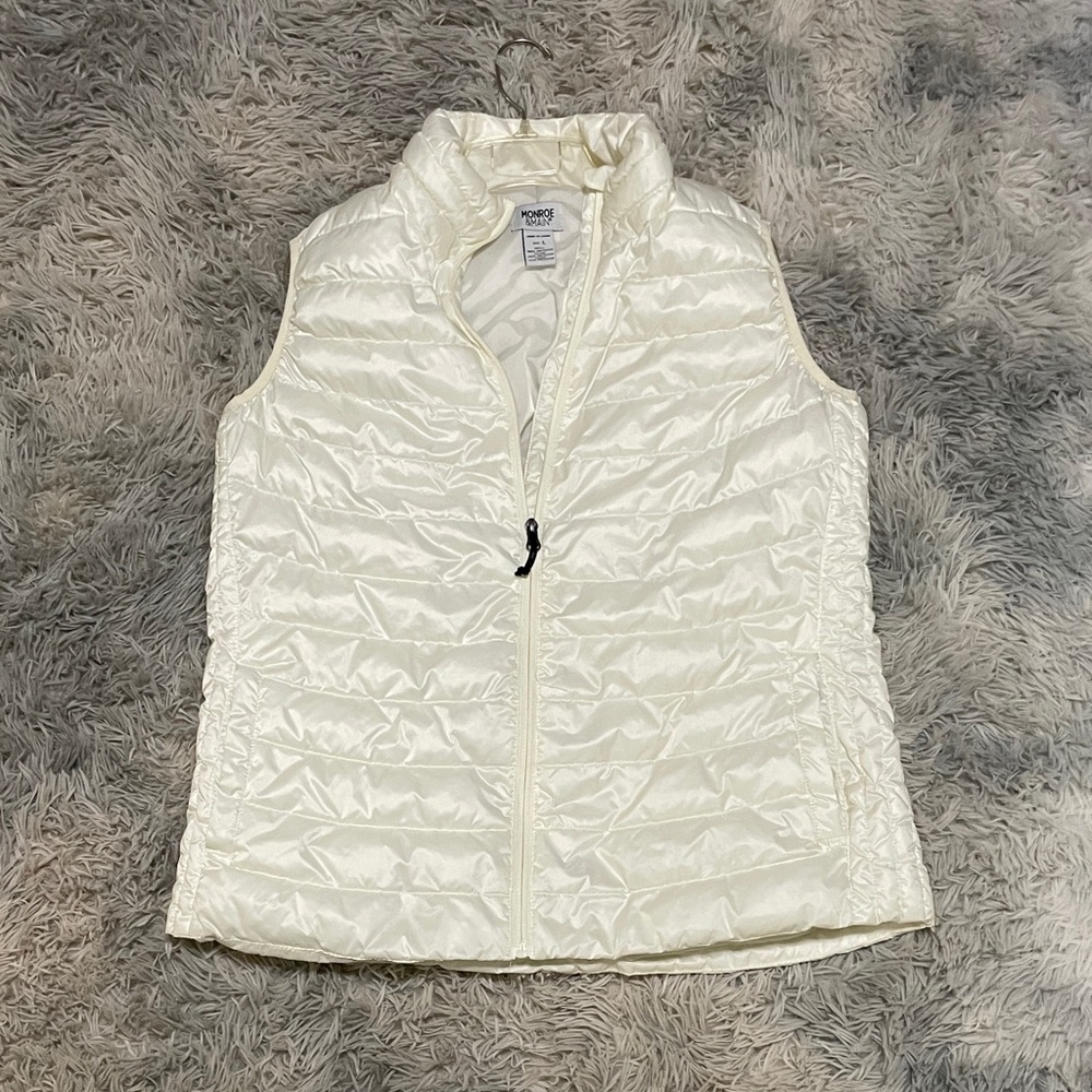 Monroe & Main cream quilted puffer vest. Sz large